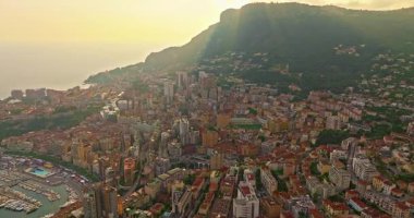 Akdeniz 'de küçük bir ülke olan Monako' nun, modern yüksek binaların, Monte Carlo, Monako 'nun gökyüzü manzarası..