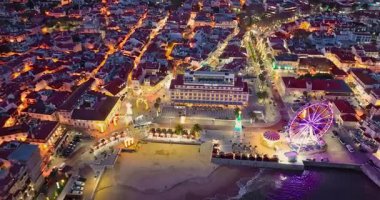 Merkezin havadan görünüşü ve Cascais şehrinin gece seti. Portekiz 'in Cascais şehrinin güzel aydınlanması.