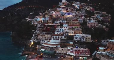 Positano 'nun havadan görünüşü. Gece vakti ışık saçan ünlü renkli evler. İtalya, Amalfi Sahili 'nde muhteşem bir mimari..