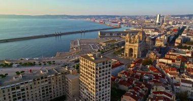 Günbatımında Fransa 'nın güneyindeki Marsilya' nın hava manzarası.