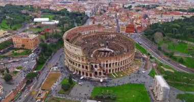 Günbatımında Colosseum 'un ikonik antik arenasının havadan görünüşü. Roma, İtalya 'nın göbeğinde Flavian amfitiyatrosu.
