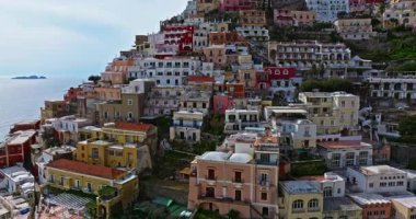 Positano 'nun havadan görünüşü, Amalfi. Güney İtalya 'daki ünlü Positano tatil köyünün renkli evleri..