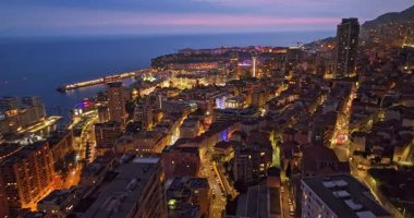 Monako şehir merkezinin gece lambalı havadan görüntüsü. Fransa.