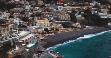Positano 'nun havadan görünüşü. Gece vakti ışık saçan ünlü renkli evler. İtalya, Amalfi Sahili 'nde muhteşem bir mimari..