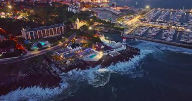 Merkezin havadan görünüşü ve Cascais şehrinin gece seti. Portekiz 'in Cascais şehrinin güzel aydınlanması.