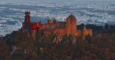 Günbatımında renkleri olan Sintra 'daki Pena Sarayı' nın hava manzarası.