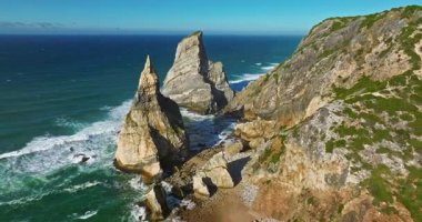 Issız, vahşi sahil manzaralı Ursa. Atlantik Okyanusu kıyısındaki Rocky plajı Praia da Ursa plajı, Portekiz.