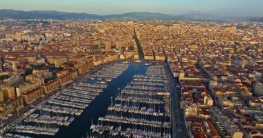 Günbatımında Marsilya 'daki tarihi Vieux Limanı' nın hava manzarası, Fransa.