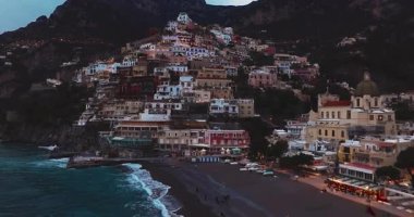 Positano 'nun havadan görünüşü. Gece vakti ışık saçan ünlü renkli evler. İtalya, Amalfi Sahili 'nde muhteşem bir mimari..