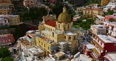 Positano 'nun havadan görünüşü. Marina Grande plajı, belediye binası, Amalfi sahilindeki SantAndrea Duomo çan kulesi, İtalya.