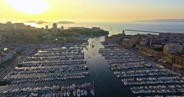 Günbatımında Marsilya 'daki tarihi Vieux Limanı' nın hava manzarası, Fransa.