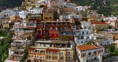 Positano 'nun havadan görünüşü, Amalfi. Güney İtalya 'daki ünlü Positano tatil köyünün renkli evleri..