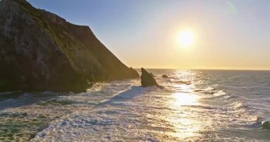 Ünlü Cabo da Roca 'nın uçurumlarının havadan görünüşü gün batımında Atlantik Okyanusu' nun dev dalgalarıyla yıkanır..
