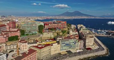 Napoli, İtalya 'nın tarihi merkezinin havadan görünüşü. Arka planda Vesuvius volkanı var..