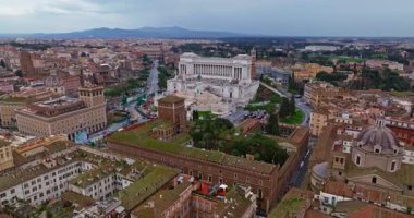 Roma, İtalya 'nın havadan manzaralı çatıları. Başkentin ufuk çizgisi çekiliyor. İHA 'lar tarihi şehir merkezindeki çatıların ve eski binaların üzerinde uçuyor. Roma 'nın güzel manzarası.