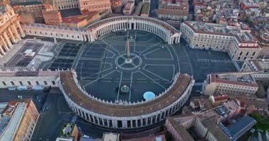 Vatikan şehrinin Roma, İtalya 'daki hava görüntüleri. Vatikan 'daki Aziz Peter Bazilikası' nın insansız hava aracı görüntüsü. Roma, İtalya. Tüm dindar insanlar için turistik bir cazibe..