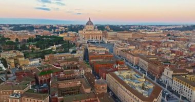 Vatikan şehrinin Roma, İtalya 'daki hava görüntüleri. Vatikan 'daki Aziz Peter Bazilikası' nın insansız hava aracı görüntüsü. Roma, İtalya. Tüm dindar insanlar için turistik bir cazibe..