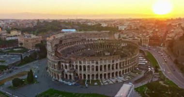 Colosseum 'un uçan insansız hava aracını kuruyorum. Ünlü Antik Roma Arena 'sı. Roma şehir merkezi, İtalya. Kolezyum ve Roma 'daki İmparatorluk Forumları. Colosseum 'un etrafında insansız hava aracı ile güzel bir hava görüntüsü..