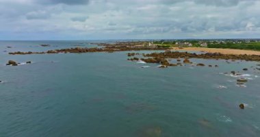 Fransa 'nın Brittany kentindeki Atlantik Okyanusu kıyısındaki dev kayaların hava manzarası. Brittany 'nin terk edilmiş kayalık kıyı şeridi.
