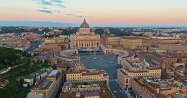 Vatikan şehrinin Roma, İtalya 'daki hava görüntüleri. Vatikan 'daki Aziz Peter Bazilikası' nın insansız hava aracı görüntüsü. Roma, İtalya. Tüm dindar insanlar için turistik bir cazibe..