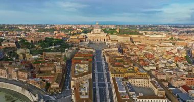 Vatikan şehrinin Roma, İtalya 'daki hava görüntüleri. Vatikan 'daki Aziz Peter Bazilikası' nın insansız hava aracı görüntüsü. Roma, İtalya. Tüm dindar insanlar için turistik bir cazibe..