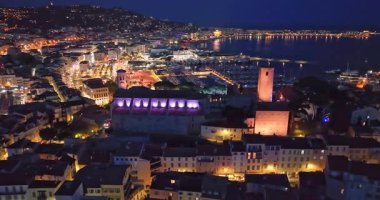 Cannes 'da gece görüşlü bir hava videosu. Cannes 'da prestijli bir gece hayatı. Cannes, Cote Azur, Fransız Rivierası.