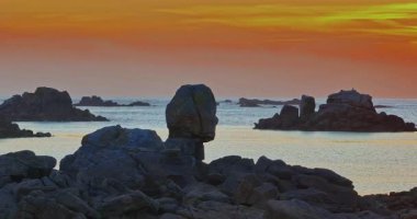 Fransa 'nın Brittany kentindeki Atlantik Okyanusu kıyısındaki dev kayaların hava manzarası. Brittany 'nin terk edilmiş kayalık kıyı şeridi.