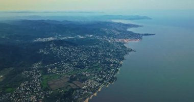 Saint Tropez 'in Fransız Riviera de Cote dAzur üzerindeki hava manzarası. Günbatımında Avrupa 'nın manzara manzarası, Provence. Ünlü marina ve Akdeniz 'de bir sürü yat ve yelkenli..
