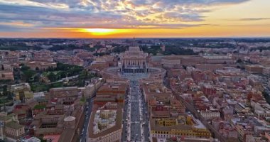Vatikan şehrinin Roma, İtalya 'daki hava görüntüleri. Vatikan 'daki Aziz Peter Bazilikası' nın insansız hava aracı görüntüsü. Roma, İtalya. Tüm dindar insanlar için turistik bir cazibe..