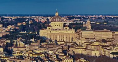Vatikan şehrinin Roma, İtalya 'daki hava görüntüleri. Vatikan 'daki Aziz Peter Bazilikası' nın insansız hava aracı görüntüsü. Roma, İtalya. Tüm dindar insanlar için turistik bir cazibe..