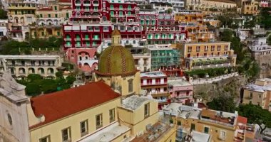 Positano 'nun havadan görünüşü. Marina Grande plajı, belediye binası, Amalfi sahilindeki SantAndrea Duomo çan kulesi, İtalya.