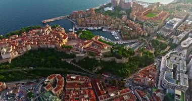 Akdeniz 'de küçük bir ülke olan Monako' nun, modern yüksek binaların, Monte Carlo, Monako 'nun gökyüzü manzarası..