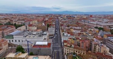 Roma, İtalya 'nın havadan manzaralı çatıları. Başkentin ufuk çizgisi çekiliyor. İHA 'lar tarihi şehir merkezindeki çatıların ve eski binaların üzerinde uçuyor. Roma 'nın güzel manzarası.