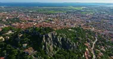 Gök mavisi sahildeki Var departmanındaki Hyeres şehrinin tarihi merkezinin havadan görünüşü ve evleri.