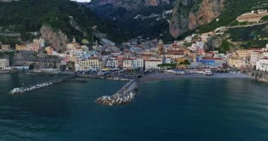 Amalfi Sahili, İtalya. Kayaların üzerinde renkli mimarisi olan Amalfi kasabasının güzel manzarası. Mavi deniz ve mavi gökyüzü. Meşhur seyahat yeri. Amalfi kıyılarının hava görüntüsü İtalya İHA görüntüsü.