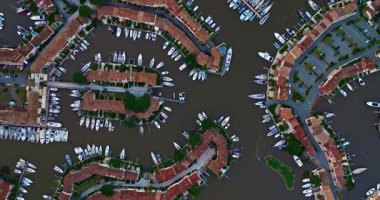 Port Grimaud 'un hava görüntüsü. Güneydoğu Fransa 'da Provence Alpes Cote Azur bölgesi. Fransız Rivierası 'ndaki güzel marina..