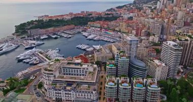Akdeniz 'de küçük bir ülke olan Monako' nun, modern yüksek binaların, Monte Carlo, Monako 'nun gökyüzü manzarası..