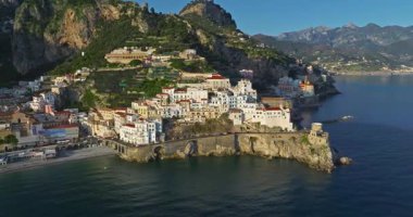Amalfi Sahili, İtalya. Kayaların üzerinde renkli mimarisi olan Amalfi kasabasının güzel manzarası. Mavi deniz ve mavi gökyüzü. Meşhur seyahat yeri. Amalfi kıyılarının hava görüntüsü İtalya İHA görüntüsü.