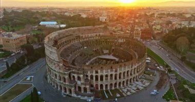 Günbatımında Colosseum 'un ikonik antik arenasının havadan görünüşü. Roma, İtalya 'nın göbeğinde Flavian amfitiyatrosu.