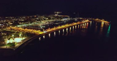 Cannes 'da gece görüşlü bir hava videosu. Cannes 'da prestijli bir gece hayatı. Cannes, Cote Azur, Fransız Rivierası.