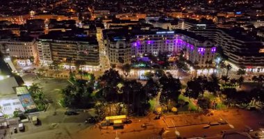 Cannes 'da gece görüşlü bir hava videosu. Cannes 'da prestijli bir gece hayatı. Cannes, Cote Azur, Fransız Rivierası.