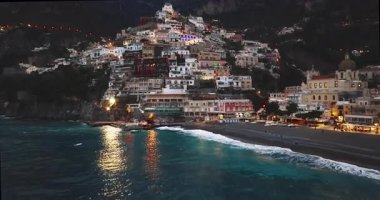 Positano 'nun havadan görünüşü. Gece vakti ışık saçan ünlü renkli evler. İtalya, Amalfi Sahili 'nde muhteşem bir mimari..