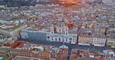 Gün batımında Navona Meydanı 'nın havadan görüntüsü. Roma, İtalya. 