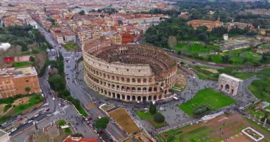 Colosseum 'un uçan insansız hava aracını kuruyorum. Ünlü Antik Roma Arena 'sı. Roma şehir merkezi, İtalya. Kolezyum ve Roma 'daki İmparatorluk Forumları. Colosseum 'un etrafında insansız hava aracı ile güzel bir hava görüntüsü..