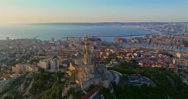 Günbatımında Fransa 'nın güneyindeki Marsilya' nın hava manzarası.