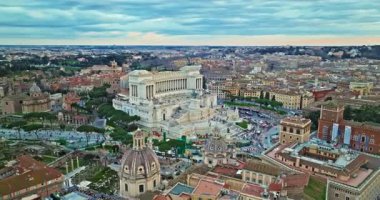 Ulusal Victor Emmanuel Anıtı 'nın Roma şehrindeki hava manzarası. Piazza Venezia 'daki Altare della Patria' nın çekimini yapıyorum. Roma 'nın tarihi merkezinin ünlü ikonik anıtı.