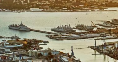 Günbatımında renkli evleri olan Marina Limanı 'ndaki gemi ve teknelerle Toulon' un hava manzarası. Fransa.