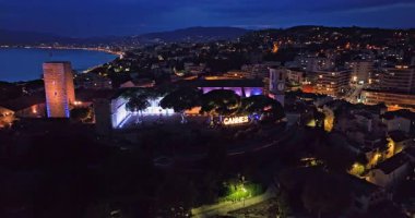 Cannes 'da gece görüşlü bir hava videosu. Cannes 'da prestijli bir gece hayatı. Cannes, Cote Azur, Fransız Rivierası.