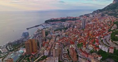 Akdeniz 'de küçük bir ülke olan Monako' nun, modern yüksek binaların, Monte Carlo, Monako 'nun gökyüzü manzarası..