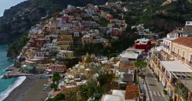 Positano 'nun havadan görünüşü. Marina Grande plajı, belediye binası, Amalfi sahilindeki SantAndrea Duomo çan kulesi, İtalya.